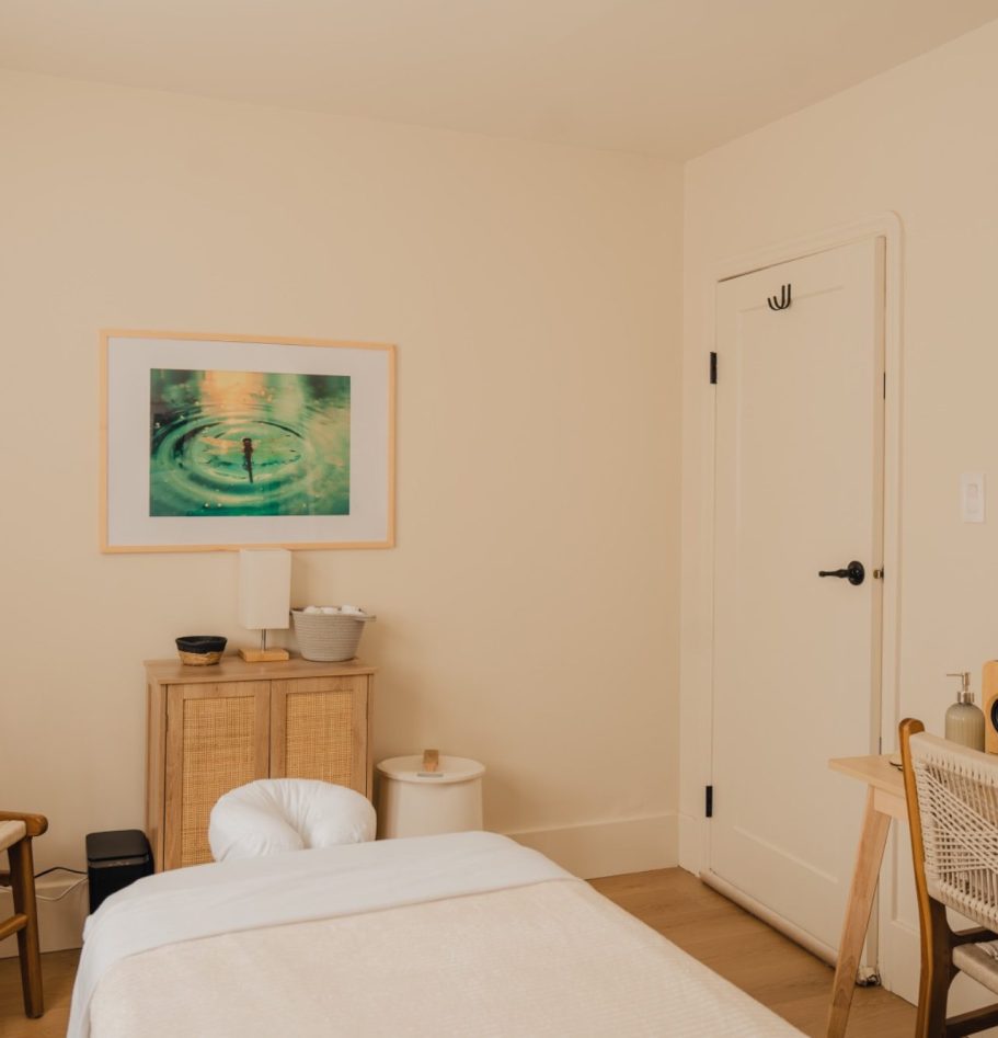 Ocean Glow Wellness offers massage therapy and red light therapy services, to promote health, longevity  and wellness. 